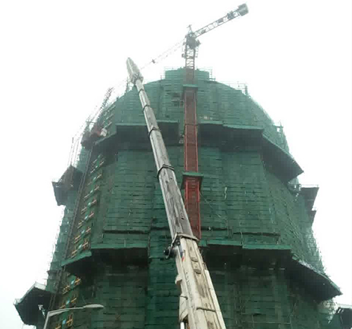 通辽市吊车在工地上作业